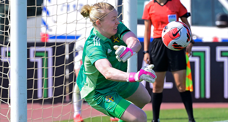 Från en match i fotboll. Hedvig Lindahl räddar en straff.