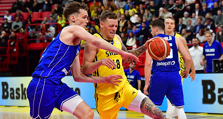 Från en match i basket. En svensk spelare springer med bollen.