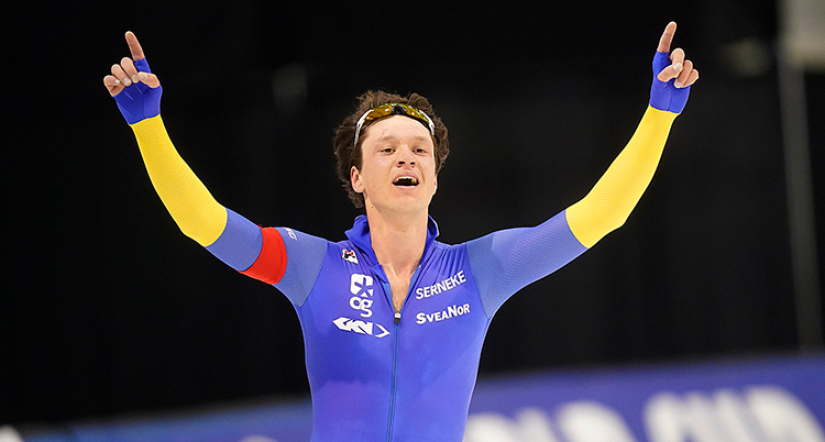 Nils van der Poel åker skridskor.