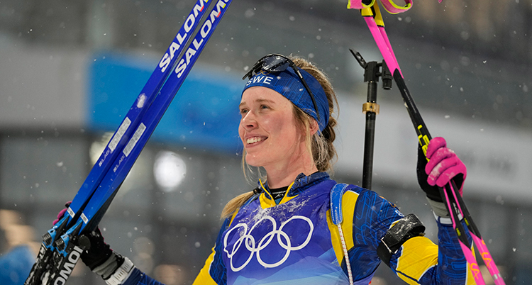 Öberg håller upp skidorna och ler.