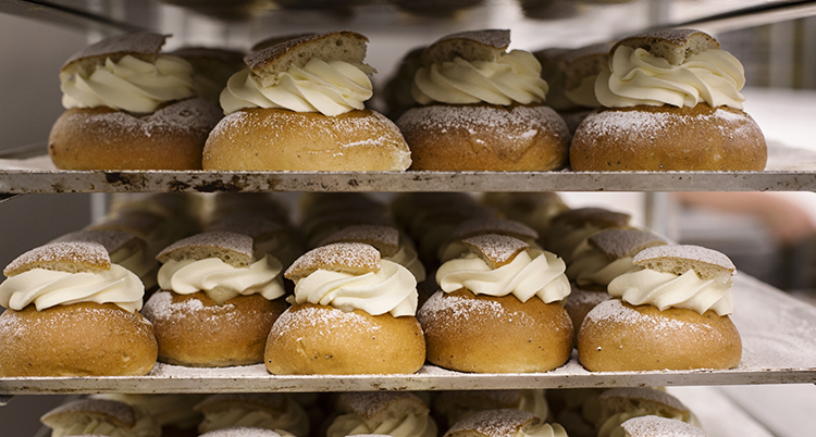 Brickor med semlor.