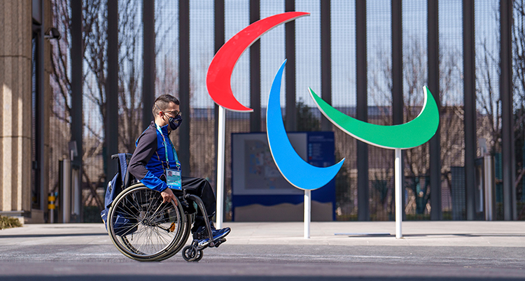 En man i rullstol som ska tävla i Paralympics.