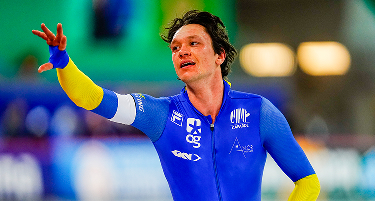 Skridskoåkare Nils van der Poel efter ett lopp.