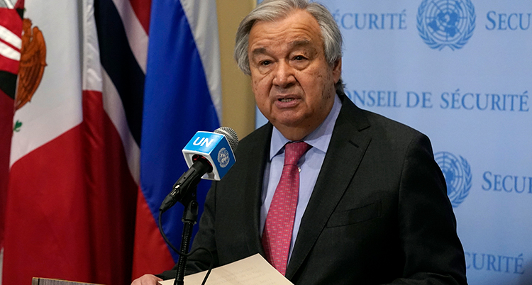 Antonio Guterres pratar i en mikrofon.