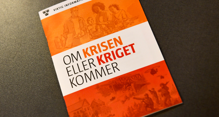 En bild på framsidan av häftet som är orange med texten Om krisen eller kriget kommer.