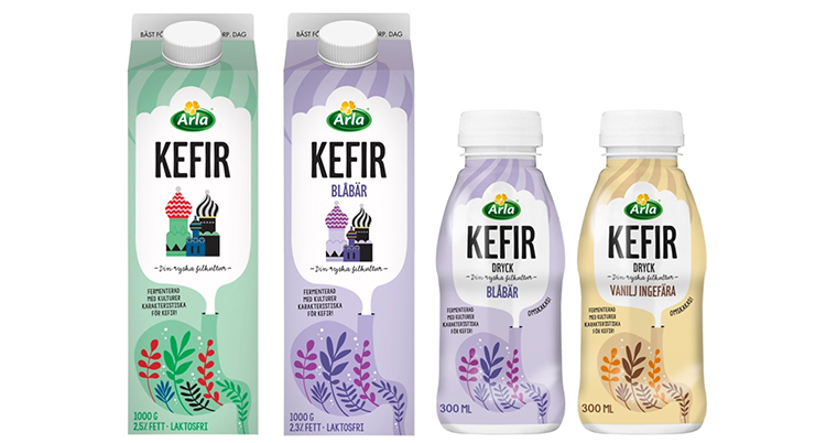 Fyra olika förpackningar med kefir står intill varandra.