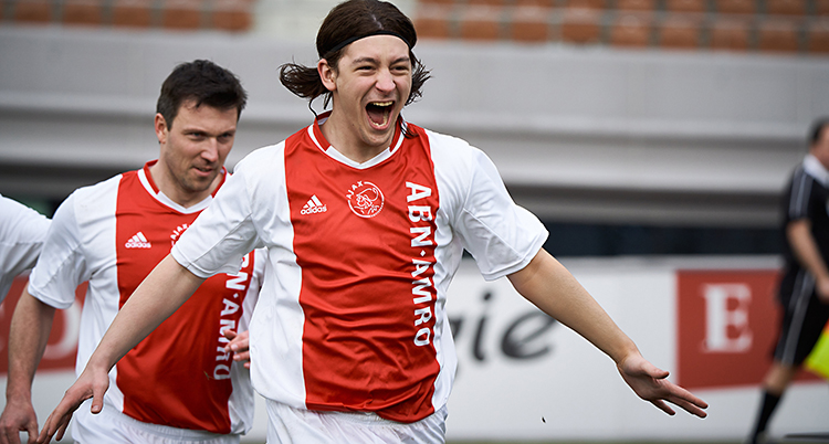 Han har gjort mål i en match i fotboll. Han springer och är glad.