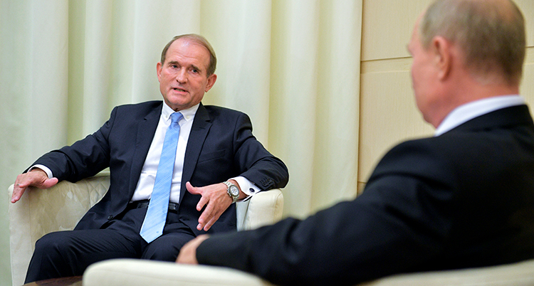 Viktor Medvedtjuk och Rysslands president Vladimir Putin i möte.