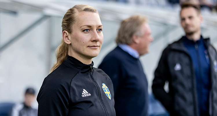 Den svenska domaren Tess Olofsson tittar rakt fram.