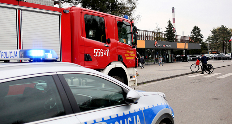 fasaden på gruvföretagets hus. Utanför står en brandbil och en polisbil.