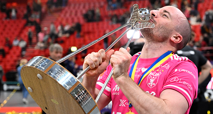 Innebandyspelaren Alexander Galante Carlström kysser en pokal.