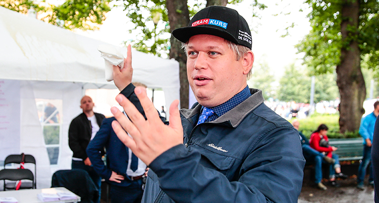 Paludan gör rörelser med händerna.