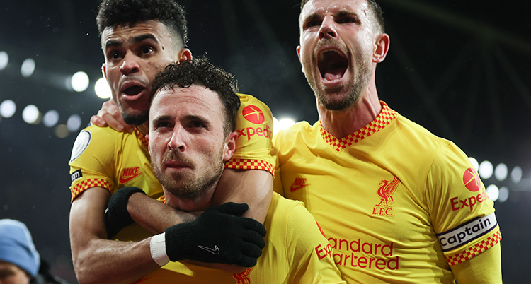 Spelare i fotbollslaget Liverpool firar ett mål.