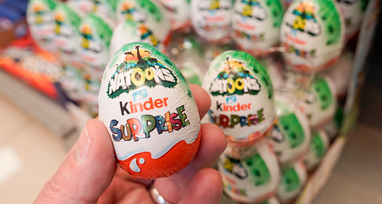En hand håller ett Kinderägg.