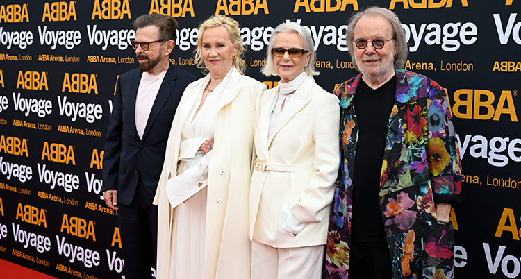 Gruppen Abba på röda mattan under premiären.