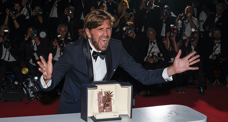 Ruben Östlund jublar med sitt pris.
