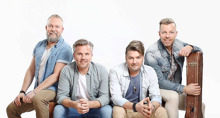 De sitter intill varandra och tittar in i kameran