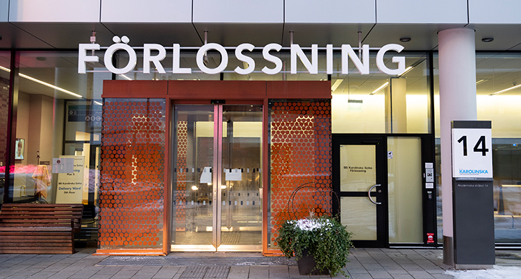 En ingång. Över står en skyl med Förlossning.