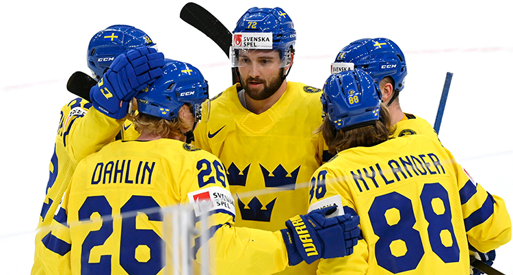 Fem spelare kramar om varandra.