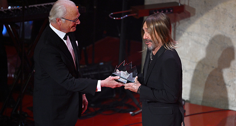 Iggy Pop får priset av kungen.