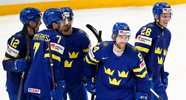 Spelare gratulerar varandra.