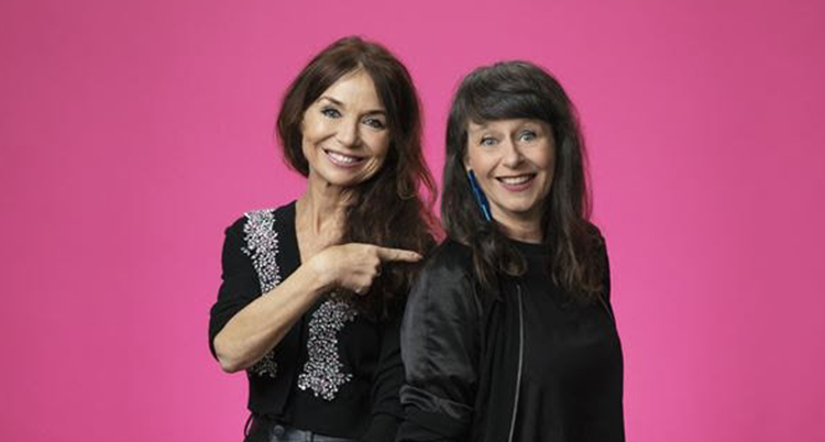 De två programledarna står lutade mot varandra och ler mot kameran. Annika Jankell pekar på Anna charlotta gunnarson.