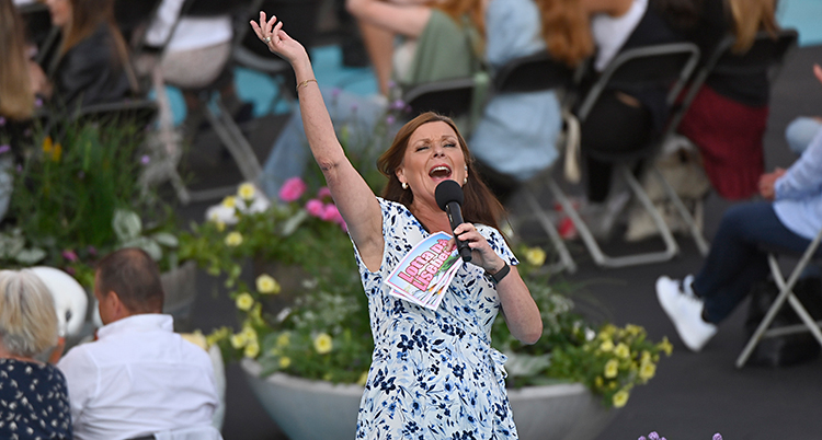 Hon är på Liseberg och sjunger bland publiken.