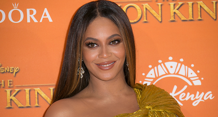 Beyonce ler mot kameran. Bilden är gammal.