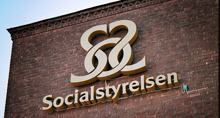 socialstyrelsens logga på en husfasad.