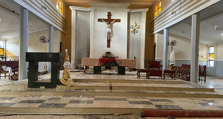 Bild inifrån kyrka i Nigeria som blivit attackerad.