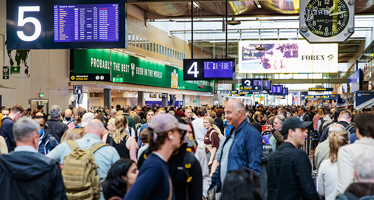 Fullt med människor på en flygplatsterminal.