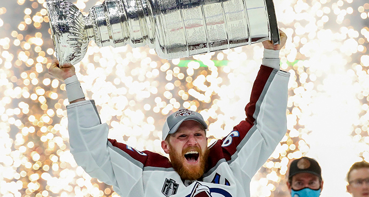 Hockeyspelare lyfter Stanley Cup-bucklan.