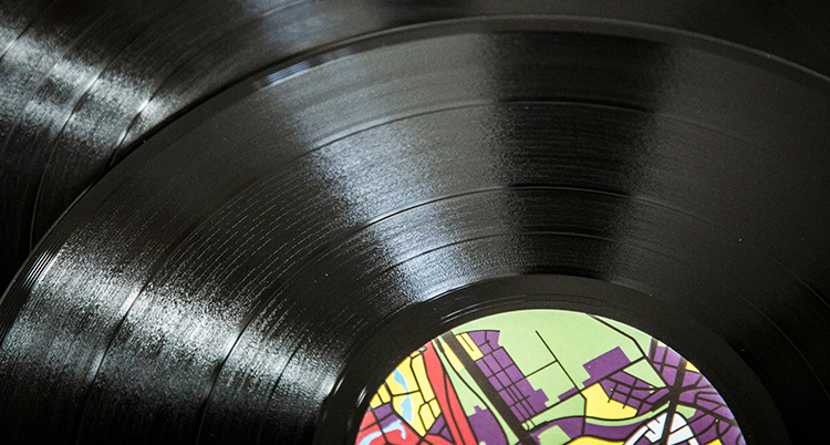 En halv grammofonskiva i vinyl
