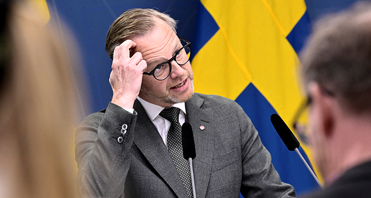 Damberg kliar sig i huvudet under presskonferensen. .