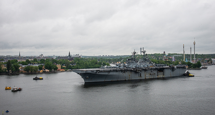USS Kearsarge i vattnet nära slussen.
