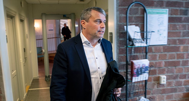 Kinberg går i en korridor.
