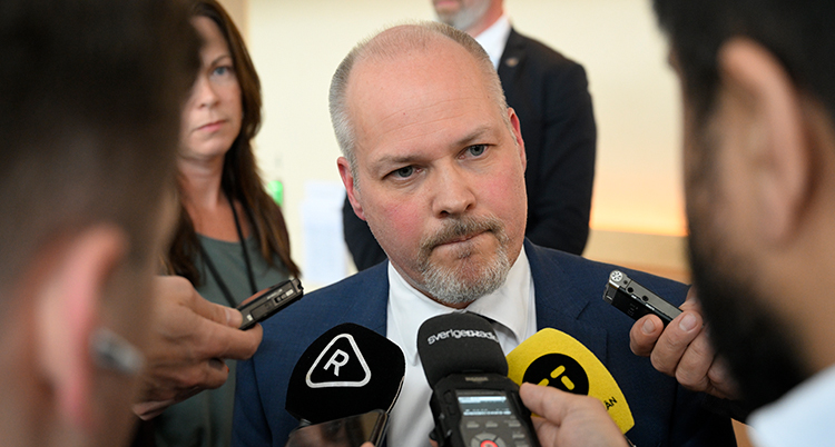 Johansson med flera mikrofoner.