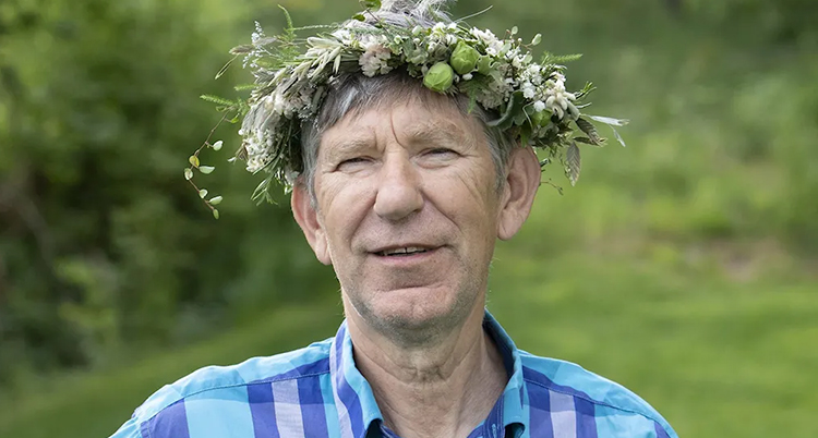Bengt med blomsterkrans på huvudet.