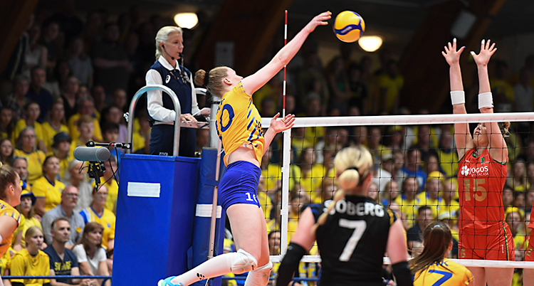 Från en match i volleyboll. Den svenska spelaren Isabelle Haak är i luften och slår till bollen.