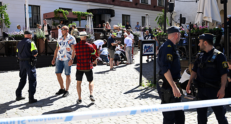 Människor är samlade utomhus, utanför en restaurang.