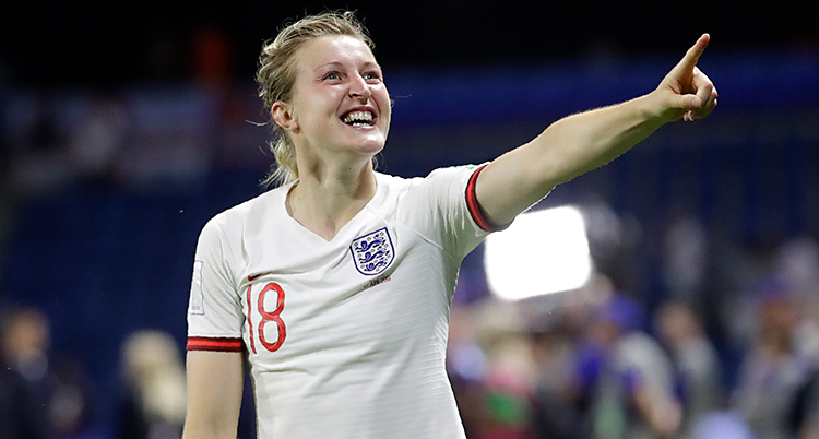 Från en match i fotboll. Ellen White ler och firar efter en seger.