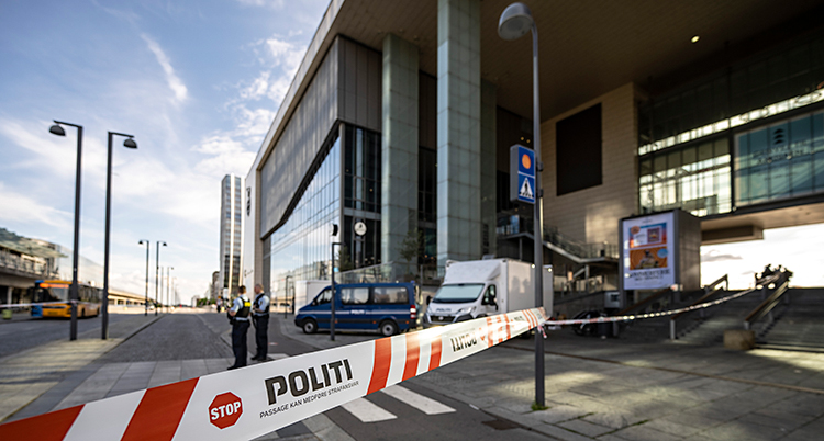 Poliser har spärrat av utanför ett stort köpcentrum.