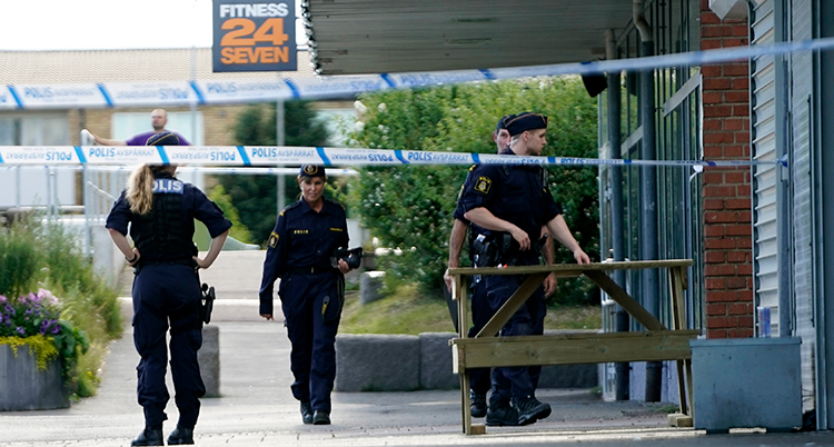 Avspärrningar där det hände. Flera poliser jobbar.