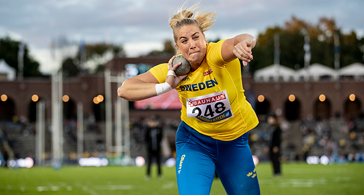 Hon stöter kula på en tävling i friidrott.