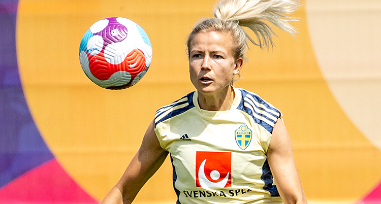 Hanna Glas tränar med en boll på en träning.