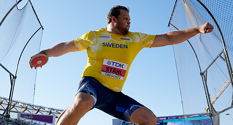 Daniel Ståhl är precis på väg att kasta sin diskus.