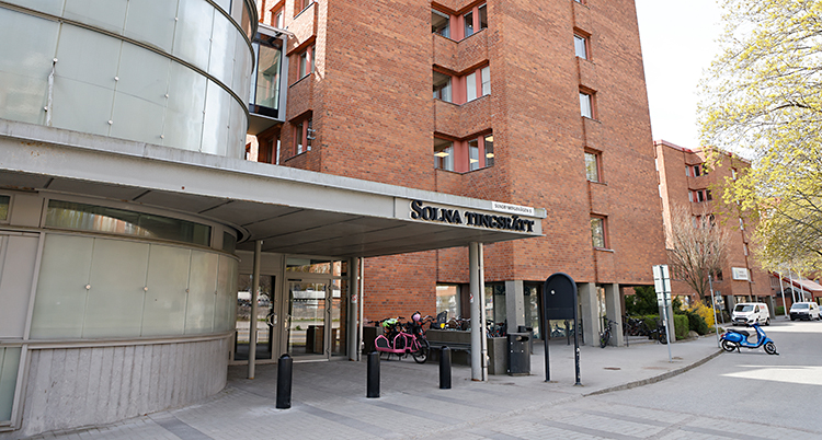 En bild som visar utsidan av ett hus. Det är Solna tingsrätt.