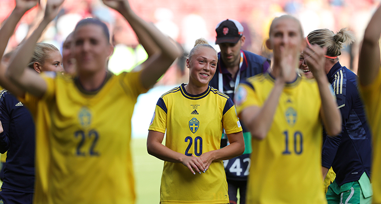 Damfotbollsspelare i den svenska landslagströjan.