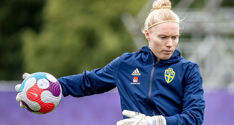 Hedvig Lindahl med fotboll i handen.