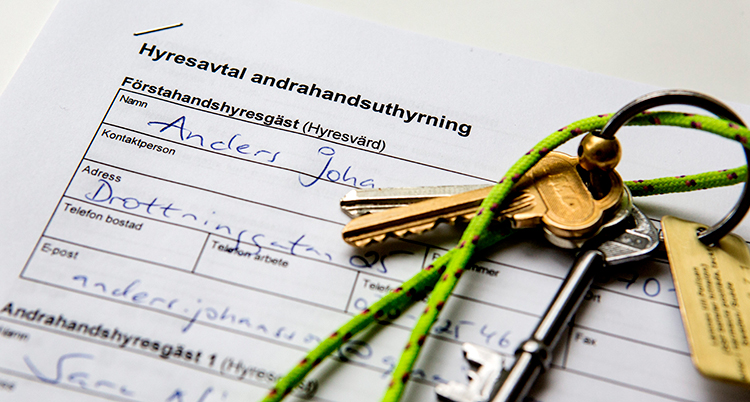 Ett kontrakt och en nyckelknippa.